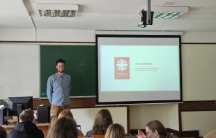 Simon Schwarz mit Studenten / Caritas in Litauen