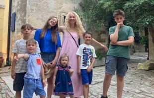 Kristina Zamarytė-Sakavičienė mit ihren sechs Kindern / privat