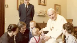 Mit dem heiligen Papst Johannes Paul II verband sie eine enge Freundschaft: Dr. Wanda Poltawska (links) mit ihrer Familie. / privat