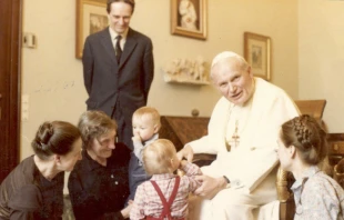 Mit dem heiligen Papst Johannes Paul II verband sie eine enge Freundschaft: Dr. Wanda Poltawska (links) mit ihrer Familie. / privat