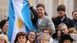 Argentinische Pilger bei der Generalaudienz auf dem Petersplatz am 16. März 2016 / Daniel Ibanez / CNA Deutsch 