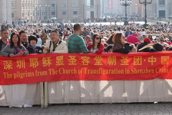 Chinesische Pilger aus Shenzhen bei der Generalaudienz auf dem Petersplatz am 5. April, 2016.
