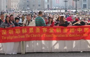 Chinesische Pilger aus Shenzhen bei der Generalaudienz auf dem Petersplatz am 5. April, 2016. / CNA/Martha Calderon