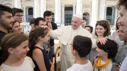 Papst Franziskus begrüßt Pilger der Diözesen Bologna und Cesena-Sarsina auf dem Petersplatz am 21. April 2018 / CNA / Archiv