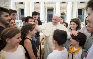 Papst Franziskus begrüßt Pilger der Diözesen Bologna und Cesena-Sarsina auf dem Petersplatz am 21. April 2018 / CNA / Archiv