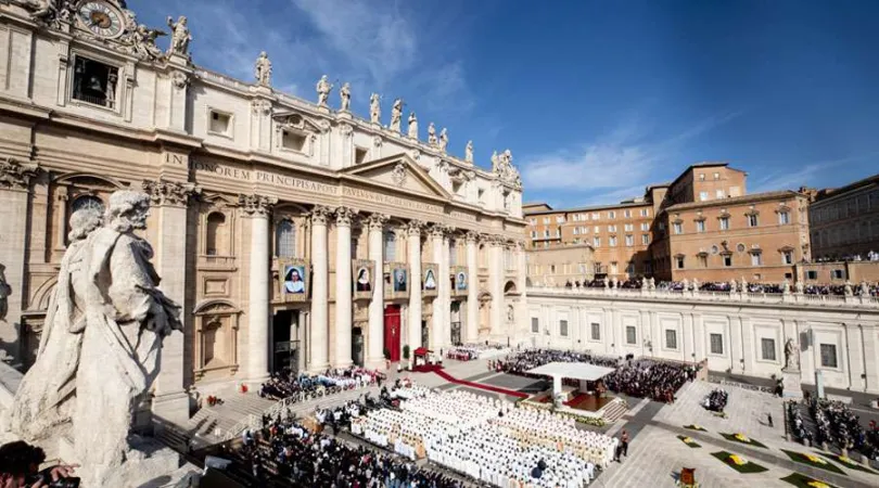 Tausende säumten den Petersplatz zur Erhebung fünf neuer Heiliger zur Ehre der Altäre am 13. Oktober 2019
