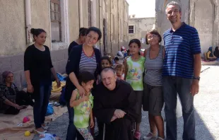 Der Franziskanerpater Luke mit einigen Flüchtlingen auf den griechischen Inseln / Pater Luke 