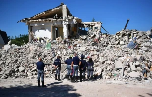 Polizeikräfte vor einem vom Erdbeben zerstörten Gebäude am 25. August 2016.  / Carl Court / Getty Images