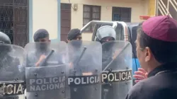 Polizei vor Bischof Rolando Álvarez / Diözese Matagalpa
