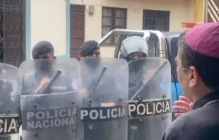 Polizei vor Bischof Rolando Álvarez / Diözese Matagalpa