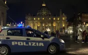 Symbolfoto Polizeiauto vor dem Petersdom. 2