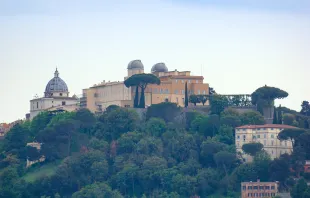 Papstpalast mit den Domen der Sternwarte in Castelgandolfo / Wikimedia / H. Raab (CC BY-SA 4.0)