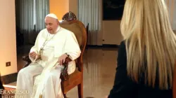 Papst Franziskus bei seinem Auftritt in der Sendung "Papst Franziskus und die unsichtbaren Menschen" des italienischen TV-Kanals TG5, ausgestrahlt am 19. Dezember 2021 / Screenshot