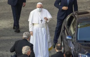 Papst Franziskus steht während der Generalaudienz am 30. Juni 2021 vor einem Auto. / Pablo Esparza / CNA Deutsch