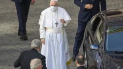Papst Franziskus steht während der Generalaudienz am 30. Juni 2021 vor einem Auto. / Pablo Esparza / CNA Deutsch