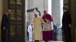 Papst emeritus Benedikt XVI. durchschreitet, gestützt von Erzbischof Georg Gänswein, die Heilige Pforte des Petersdoms am 8. Dezember 2015. / L'Osservatore Romano