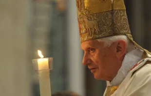 Papst Benedikt bei der Osterfeier am Samstag, 7. April 2012.  / L'Osservatore Romano