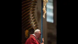 Papst Franziskus beim Gebet im Petersdom am 3. April 2015. / CNA/L'Osservatore Romano