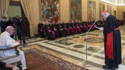 Papst Franziskus lauscht den Worten von Kardinal Reinhard Marx (rechts) während des Ad-limina-Besuchs der deutschen Bischöfe. / L'Osservatore Romano