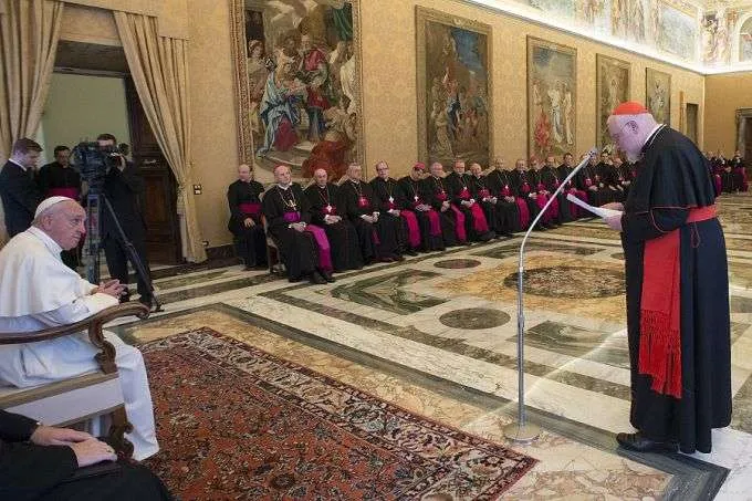 Papst Franziskus lauscht den Worten von Kardinal Reinhard Marx (rechts) während des Ad-limina-Besuchs der deutschen Bischöfe.

