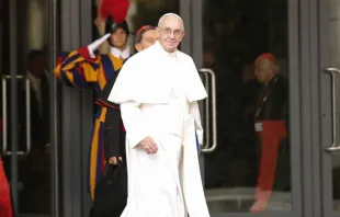 Papst Franziskus vor der Synodenaula am 9. Oktober 2015 / CNA/Daniel Ibanez