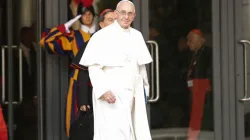 Papst Franziskus vor der Synodenaula am 9. Oktober 2015 / CNA/Daniel Ibanez