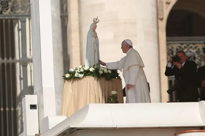 Papst Franziskus mit einer Statue Unserer Lieben Frau von Fatima bei der Generalaudienz auf dem Petersplatz am 13. Mai 2015.