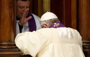 Papst Franziskus beichtet im Petersdom am 17. März 2017 / CNA/L'Osservatore Romano
