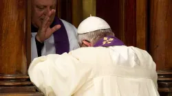 Papst Franziskus beichtet im Petersdom am 17. März 2017 / CNA/L'Osservatore Romano
