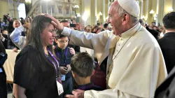 Wenn Wort und Tat zusammenkommen: Papst Franziskus segnet eine Frau nach seinem Gebet vor den Reliquien der Heiligen Perus in der Kathedrale von Lima am 21. Januar 2018. /  Vatican Media / CNA 