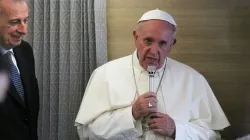 Papst Franziskus spricht mit Reportern auf dem Flug von Afrika nach Italien am 30. November 2015. / CNA/Martha Calderon