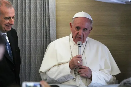 Papst Franziskus spricht mit Reportern auf dem Flug von Afrika nach Italien am 30. November 2015. / CNA/Martha Calderon