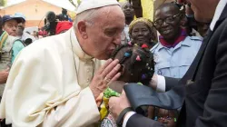 Papst Franziskus küsst ein Kind in einem Flüchtlingslager in Bangui (Zentralafrikanische Republik) am 29. November 2015 / L'Osservatore Romano