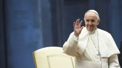 Papst Franziskus bei der Vigilfeier für den Barmherzigkeitssonntag am 2. April 2016 auf dem Petersplatz.  / L'Osservatore Romano