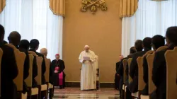 Papst Franziskus spricht zu Mitgliedern des römischen Kollegs der Jesuiten im Saal des Konsistoriums am 3. Dezember 2018 / Vatican Media