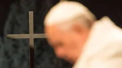 Papst Franziskus vor einem Kreuz beim Gebet des Kreuzwegs im Kolosseum zu Rom am 3. April 2015 / L'Osservatore Romano