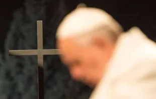 Papst Franziskus vor einem Kreuz beim Gebet des Kreuzwegs am Kolosseum in Rom am 3. April 2015. / Vatican Media