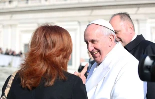 Papst Franziskus im Gespräch mit einer Frau bei der Generalaudienz am 10. Februar 2016 / Daniel Ibanez / CNA Deutsch