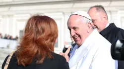 Papst Franziskus im Gespräch mit einer Frau bei der Generalaudienz am 10. Februar 2016 / Daniel Ibanez / CNA Deutsch