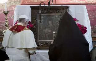 Papst Franziskus und Katholikos Karekin II. beten in der Kathedrale von Gjumri am 25. Juni 2016. / CNA/L'Osservatore Romano