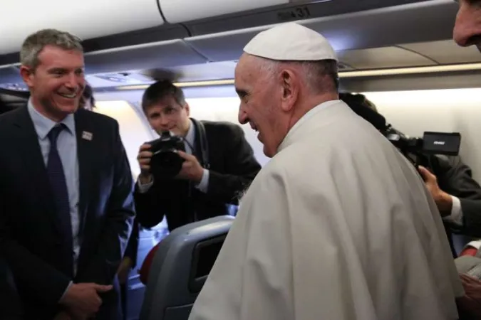 Matteo Bruni mit Papst Franziskus auf dem Flug nach Kuba am 12. Februar 2016