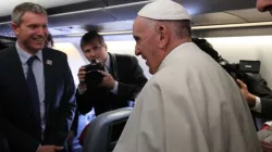 Matteo Bruni mit Papst Franziskus auf dem Flug nach Kuba am 12. Februar 2016 / Alan Holdren / CNA Deutsch