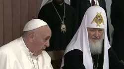 Papst und Patriarch bei der Unterschrift der gemeinsamen Erklärung am 12. Februar 2016 / CNA/CTV