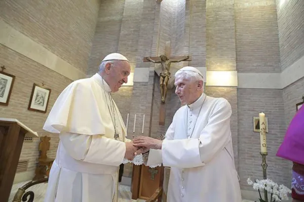 Papst Franziskus und Papst emeritus Benedikt XVI. am 28. Juni 2017. / Vatican Media
