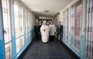 Papst Franziskus bei der Ankunft im Rebibbia-Gefängnis am 2. April 2015. / CNA/L'Osservatore Romano