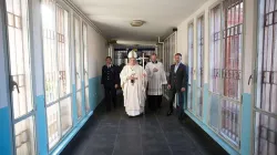 Papst Franziskus bei der Ankunft im Rebibbia-Gefängnis am 2. April 2015. / CNA/L'Osservatore Romano