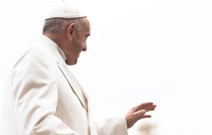 Papst Franziskus winkt Besuchern der Generalaudienz auf dem Petersplatz am 22. Februar 2017 / CNA / L'Osservatore Romano