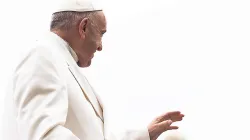 Papst Franziskus winkt Besuchern der Generalaudienz auf dem Petersplatz am 22. Februar 2017 / CNA / L'Osservatore Romano