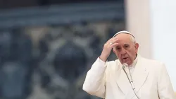Papst Franziskus bekreuzigt sich bei der Generalaudienz am Petersplatz am 31. Januar 2018. / CNA / Daniel Ibanez