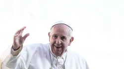 Papst Franziskus begrüßt Gläubige auf dem Petersplatz am 15. März 2017. / CNA / Daniel Ibanez